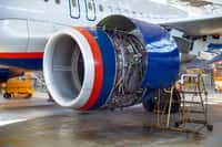 L'ingénieur&nbsp;aéronautique doit suivre un programme de maintenance&nbsp;très précis pour pouvoir garder les avions en service. ©&nbsp;evsafronov, Adobe Stock