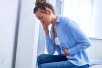 Une intoxication alimentaire peut provoquer des maux de ventre et des nausées quelques heures après un repas. © Goffkein, Adobe Stock