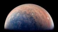 Une vue du pôle sud de Jupiter prise par la sonde Juno. Le traitement de Gabriel Fiset,&nbsp;citizen scientist (scientifique citoyen), accentue le contraste entre les différents motifs dans la haute atmosphère. © Nasa, JPL-Caltech, SwRI, MSSS, Gabriel Fiset