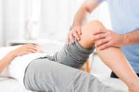 Grâce à des manipulations ou des massages, le masseur-kinésithérapeute peut intervenir pour soulager aussi bien des troubles bénins que des traumatismes plus importants. © Production Perig, Adobe Stock.