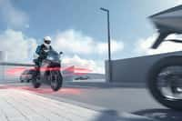 Le freinage automatique peut aller jusqu’à immobiliser la moto. © KTM, Bosch