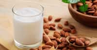 Les laits végétaux peuvent accompagner les céréales du petit-déjeuner, servir à la pâtisserie et aux entremets. © Wichy, Shutterstock