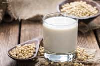 Le lait de soja est un lait végétal. Il peut se substituer au lait de vache dans les crêpes, gâteaux, ou servir à accompagner un bol de céréales. © HandmadePictures, Fotolia