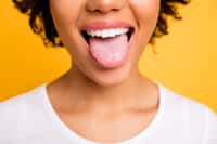 Une maladie peu fréquente peut transformer la langue en un tapis « poilu » et noir : c'est la lingua villosa nigra. © deagreez, Adobe Stock