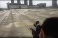 Suite à une avalanche d'arguments faisant douter de la crédibilité de son arme laser, la firme chinoise à l'origine du ZKZM-500 a publié des vidéos pour prouver la puissance de son fusil d'assaut. © Capture vidéo / South China Morning Post