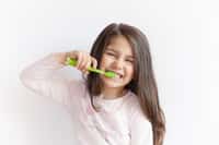 Les enfants doivent se laver les dents dès le plus jeune âge. © kaganskaya115, Fotolia