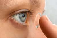 Bientôt, les lentilles de contact ne serviront pas seulement à corriger un défaut de vision : elles permettront peut-être de soigner des maladies oculaires... © rodimovpavel, Fotolia