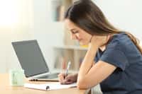 Les points clés pour bien rédiger une lettre de motivation et décrocher un job étudiant. © Antonioguillem, Adobe Stock