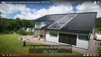 La première maison, alimentée à l'énergie solaire et à&nbsp;l'hydrogène, est autonome en énergie. © Energy Observer productions