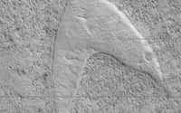 L’empreinte d’une ancienne dune de sable figée dans une plaine de lave sur Mars vue par la sonde Mars Reconnaissance Orbiter (MRO). © Nasa/JPL-Caltech/University of Arizona
