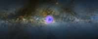 Les observations de Fermi montrent un excès de rayons gamma au cœur de la Voie lactée. Elles sont surimposées en fausses couleurs à une image dans le visible sur ce montage photographique. © Nasa