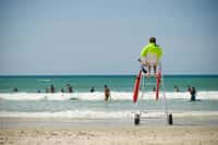 Le maître-nageur sauveteur peut exercer aussi bien en bord de mer que dans une piscine municipale. Cela va dépendre surtout de sa formation. © synto, Adobe Stock.