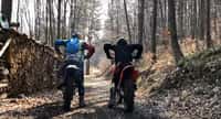 Le duel entre ces motocross électrique et thermique a été filmé par un youtubeur slovène. © Frayer
