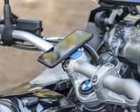 Les supports de smartphone pour moto renvoient les vibrations du moteur et viennent dégrader le mécanisme de la stabilisation optique des iPhone. © Quad Lock