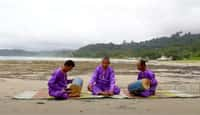 Des musiciens récitant des smong. (Capture d'écran de la vidéo Linon dan Smong : Naluri Alam Simeulue, Potret.)