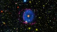 Située à 6.300 années-lumière dans la constellation d'Hercule, la nébuleuse de l'anneau bleu serait le produit de la fusion de deux étoiles.  © Nasa, JPL-Caltech - M. Seibert (Carnegie Institution for Science) -&nbsp;K. Hoadley (Caltech) - Galex Team