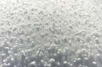 La neige roulée se forme lorsque des gouttelettes d'eau en surfusion rencontrent des cristaux de glace contenus dans des nuages d'averses et s'enroulent autour d'eux en se solidifiant. © Mark van Dam, Adobe Stock