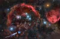 Le nuage moléculaire complexe d'Orion est aussi appelé le complexe d'Orion car il contient en fait plusieurs nuages ainsi que d'autres objets. Situé dans la constellation d'Orion, on le confond parfois avec plusieurs de ces composantes en particulier M42, la nébuleuse d'Orion. D’autres composantes de ces nuages sont ainsi célèbres comme la nébuleuse de la Tête de Cheval et la nébuleuse de la Flamme (NGC 2024). © Rogelio Bernal Andreo, CC by-sa 3.0