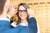 L’opticien-lunetier vend des lunettes et des lentilles de contact mais il a aussi un rôle de conseiller important auprès de ses clients. © Production Perig, Adobe Stock.