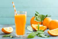 Comme pour les épinards avec le fer, l'orange est réputée pour contenir beaucoup de vitamine C. Certes, elle en contient mais pas autant que d'autres fruits : cassis, goyave ou le kiwi. Néanmoins avec une teneur en vitamine C de 60 mg pour 100 g, elle reste très intéressante. © Sea Wave, Fotolia