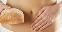 Le pain blanc fait partie des aliments qui font gonfler le ventre. © SpeedKingz, Shutterstock