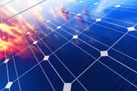 Des panneaux solaires équipés de générateurs thermoélectriques peuvent produire de l’électricité la nuit. © Scanrail, Adobe Stock
