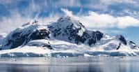 En les regardant du ciel, les scientifiques ont découvert que les glaciers de la péninsule antarctique accélèrent leur écoulement. Et plus encore l’été. © Patrick Poendl, Adobe Stock