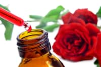 Le parfumeur peut se servir d’essence naturelle de plante ou d’ingrédients de synthèse pour fabriquer une fragrance. © nito, Fotolia.