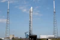 Avec dix moteurs Merlin 1D, le lanceur Falcon 9 v1.1 est, en théorie et selon le lieu de lancement, capable de mettre 13 tonnes en orbite basse et jusqu’à 4,8 tonnes en orbite de transfert géostationnaire. © SpaceX