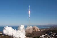 Au décollage, la version améliorée du Falcon 9 de base. Avec neuf moteurs Merlin 1D, ce lanceur est, en théorie et selon le lieu de lancement, conçu pour mettre 13 tonnes en orbite basse et jusqu’à 4,8 tonnes en orbite de transfert géostationnaire. © SpaceX