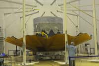 Le satellite Gaia dans la salle blanche du bâtiment S1B du centre spatial guyanais, le 10 octobre. On remarque son bouclier thermique déployé. © M. Pedoussaut, Esa