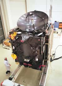 Construit par Airbus DS, le satellite Rosetta est vu ici avec ses panneaux solaires repliés et la grande antenne qui lui permettra de communiquer avec la Terre. © Airbus Defence &amp; Space