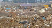 Les catastrophes naturelles nous rappellent que l'humain reste impuissant face à la violence des éléments. En photo, champ de ruines au Japon après le tsunami de 2011. © kariochi, Adobe Stock