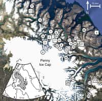 L'île de Baffin, en gris sur la petite carte en bas à gauche. Les échantillons récemment exposés par le recul des calottes glaciaires proviennent de 30 sites dans l'est de l'île. Les cercles indiquent que seules des plantes ont été prélevées. Les carrés signifient que des plantes et des roches ont été prélevées. © Simon Pendleton et al., Nature Communications, 2018/Google Earth/IBCAO, Landsat/Copernicus