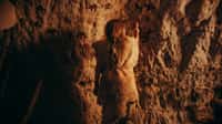 Image générée par intelligence artificielle d'un homme préhistorique dans une grotte. © Gorodenkoff, Adobe Stock