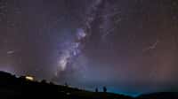 Pluie d'étoiles filantes devant la Voie lactée. © skarie, Adobe Photos