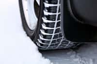 L’obligation d’utiliser des pneus neige ou d’autres équipements équivalents vise à «&nbsp;limiter les embouteillages sur les routes dans les régions montagneuses et améliorer la sécurité des usager&nbsp;». © Savushkin / Istock.com