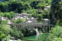 Saint-Chély-du-Tarn, l’un des plus beaux villages de France, est à découvrir lors d'une randonnée dans les gorges du Tarn. © Jean-Pol Grandmont, Wikimedia Commons, cc by sa 3.0