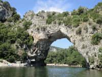 Le pont d'Arc est le point départ habituel de la descente de l'Ardèche en canoë. © Orikrin1998, Wikimedia Commons, cc by 3.0