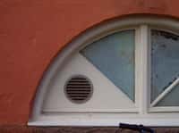 Une aération dans une fenêtre PVC permet d'éviter la condensation. © Brionv, Flickr, CC BY-SA 2.0