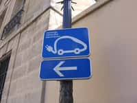 Ce panneau de signalisation indique un lieu destiné à la recharge des véhicules électriques. Certaines villes ont installé des bornes alimentées en énergies renouvelables. © Giorgio Comai, cc by nc sa 2.0