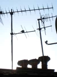 Une antenne de télévision doit être placée en hauteur pour un meilleur signal. © Groume, Flickr, CC BY-SA 2.0