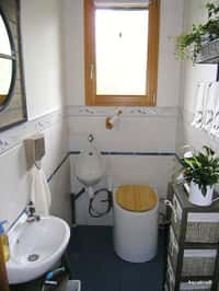 Des toilettes écologiques qui s'intègrent de façon esthétique dans une salle de bains classique. © Sustainable sanitation, cc by&nbsp;2.0