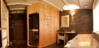 Le sauna est un espace dédié au bien-être : il s'agit d'une pièce en bois dans laquelle on peut prendre un bain de chaleur sèche, d'une température variant entre 70 et 100 °C. © K. vd Walle, Flickr, cc by sa 2.0