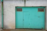 La porte de garage sectionnelle avec portillon, pour&nbsp;entrer et sortir sans tout ouvrir. © Alex E. Proimos, Flickr, CC BY 2.0