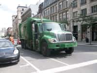 Dans certaines villes, les camions-poubelles sont électriques. Une façon de mieux respecter l'environnement.&nbsp;© Kevin.B, Wikimedia Commons, cc by sa 3.0
