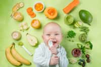 Alimentation du bébé : à quel âge introduire les aliments ? © anaumenko, Adobe Stock