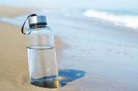 Boire de l’eau de mer : une mauvaise idée qui aggrave la déshydratation. © nito, Adobe Stock