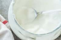 Le yaourt contient plus de bactéries lactiques que le fromage blanc. © Alp Aksoy, Adobe Stock