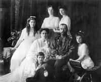 Nicolas II, dernier empereur de Russie et sa famille. Ils furent exécutés le 17 juillet 1918. © Boasson and Eggler, Wikimedia Commons, Domaine Public